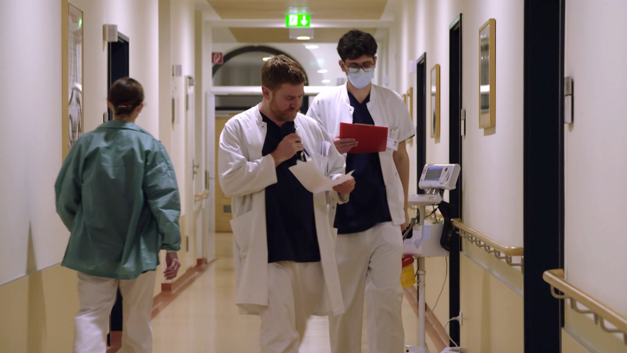 Krankenhausmitarbeiter auf einem Klinikflur. | Bild: BR Krankenhausmitarbeiter auf einem Klinikflur.