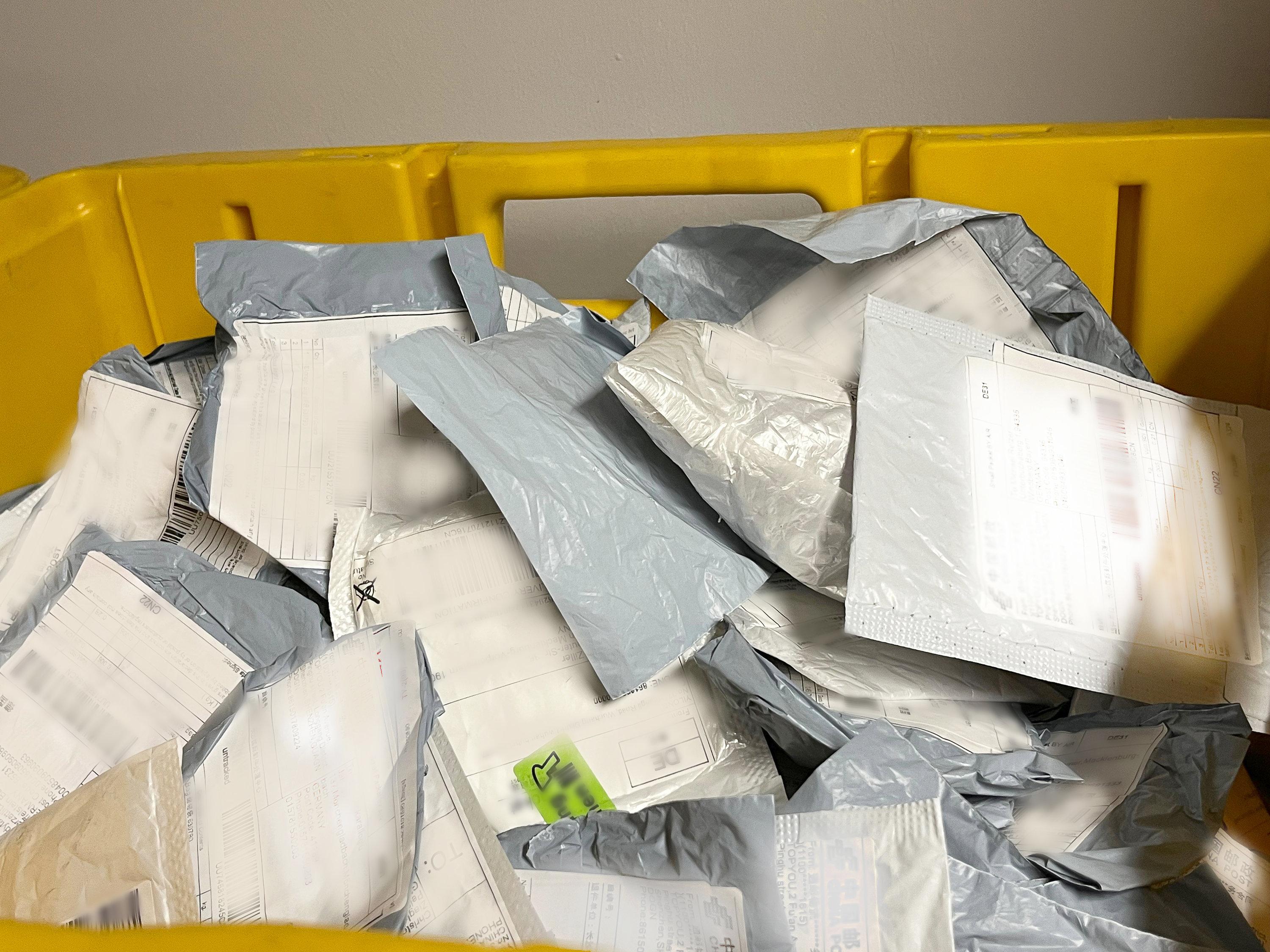 Dieses vom Julius Kühn-Institut (JKI) zur Verfügung gestellte Foto zeigt beschlagnahmte Sendungen ohne notwendige Papiere, in denen in vielen Fällen nicht bestelltes Saatgut verschickt wurde. Die Behörden fordern dazu auf, solche Samen zu entsorgen.