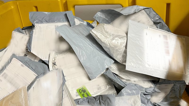 Dieses vom Julius Kühn-Institut (JKI) zur Verfügung gestellte Foto zeigt beschlagnahmte Sendungen ohne notwendige Papiere, in denen in vielen Fällen nicht bestelltes Saatgut verschickt wurde. Die Behörden fordern dazu auf, solche Samen zu entsorgen. | Bild: dpa-Bildfunk/K. Kaminski Dieses vom Julius Kühn-Institut (JKI) zur Verfügung gestellte Foto zeigt beschlagnahmte Sendungen ohne notwendige Papiere, in denen in vielen Fällen nicht bestelltes Saatgut verschickt wurde. Die Behörden fordern dazu auf, solche Samen zu entsorgen.