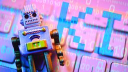 Roboterfigur liegt auf einer Computertastatur mit Schriftzug KI, Symbolfoto künstliche Intelligenz, Fotomontage  | Bild:Picture Alliance