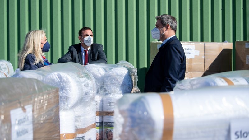 10.03.22: Bayerns Europaministerin Huml (l.), Gesundheitsminister Holetschek (M.) und Ministerpräsident Söder (r.) im Pandemie-Zentrallager. | Bild: pa/dpa/Sven Hoppe 10.03.22: Bayerns Europaministerin Huml (l.), Gesundheitsminister Holetschek (M.) und Ministerpräsident Söder (r.) im Pandemie-Zentrallager.