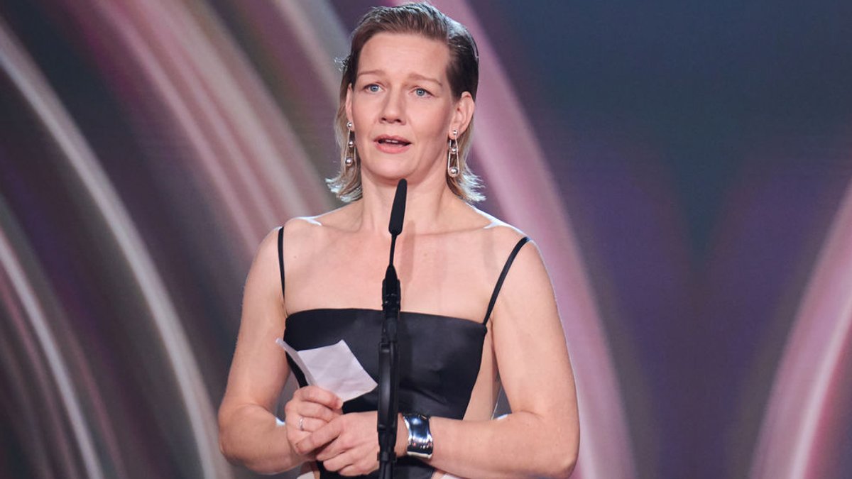 Sandra Hüller, Schauspielerin, erhält ihre Auszeichnung in der Kategorie "European Actress" für den Film "Anatomie eines Falls" bei der Verleihung des Europäischen Filmpreises.