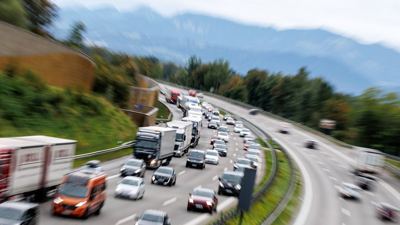 Dichter Verkehr schiebt sich auf der Autobahn 8 bei Bad Feilnbach über die Straße. | Bild: picture alliance / dpa | Matthias Balk Dichter Verkehr schiebt sich auf der Autobahn 8 bei Bad Feilnbach über die Straße.