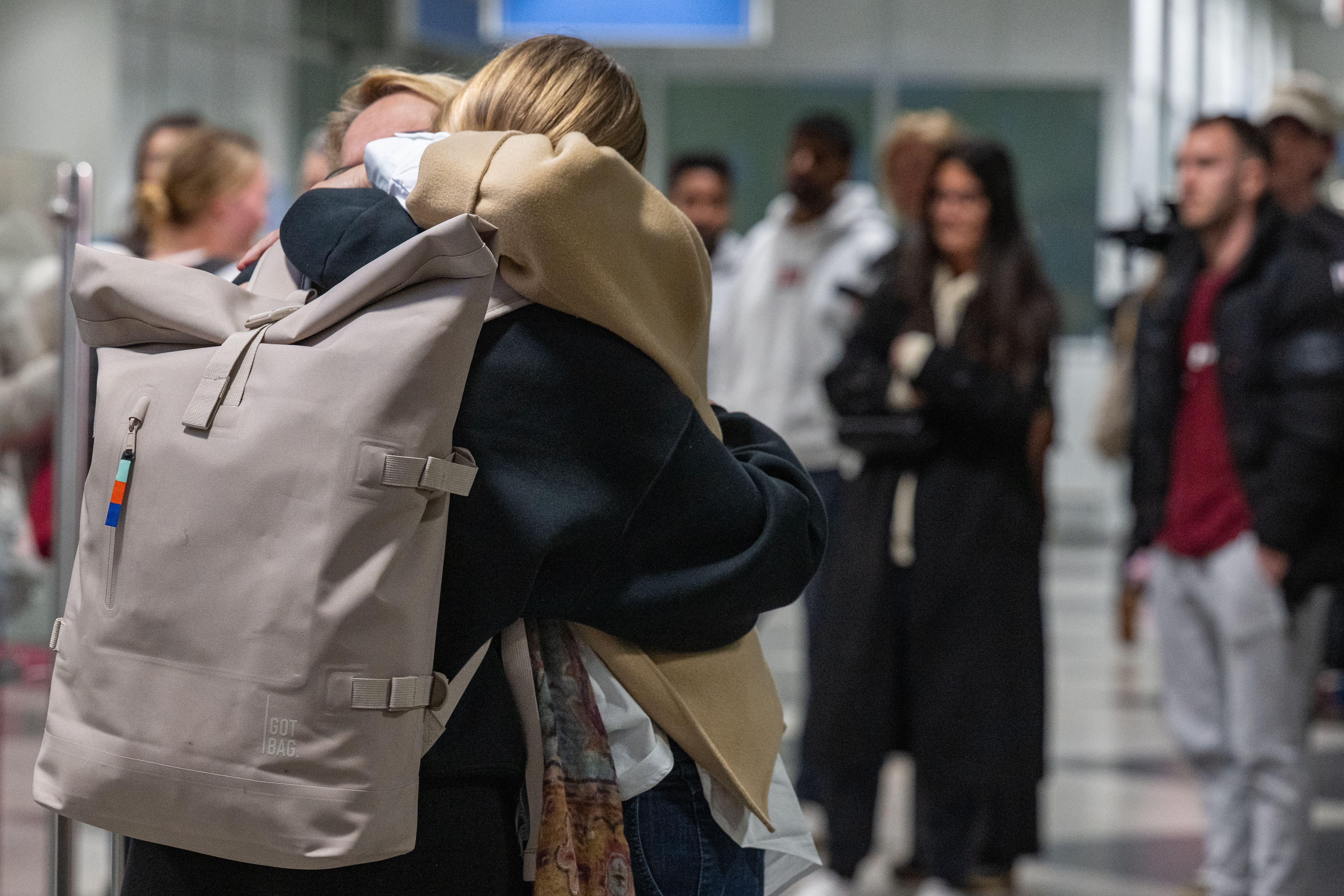 Fluggäste einer Sondermaschine aus Dubai treffen am Flughafen München ein und werden dort von Familie und Freunden begrüßt