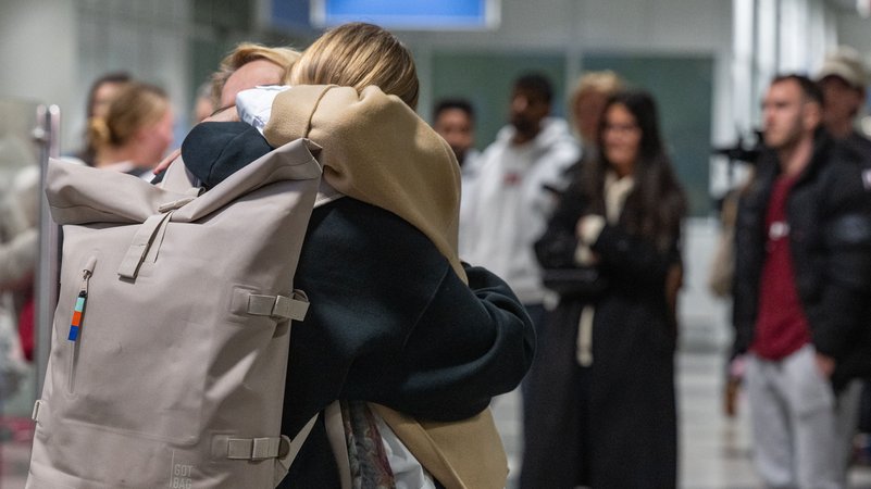 Fluggäste einer Sondermaschine aus Dubai treffen am Flughafen München ein und werden dort von Familie und Freunden begrüßt | Bild: dpa-Bildfunk/Armin Weigel Fluggäste einer Sondermaschine aus Dubai treffen am Flughafen München ein und werden dort von Familie und Freunden begrüßt