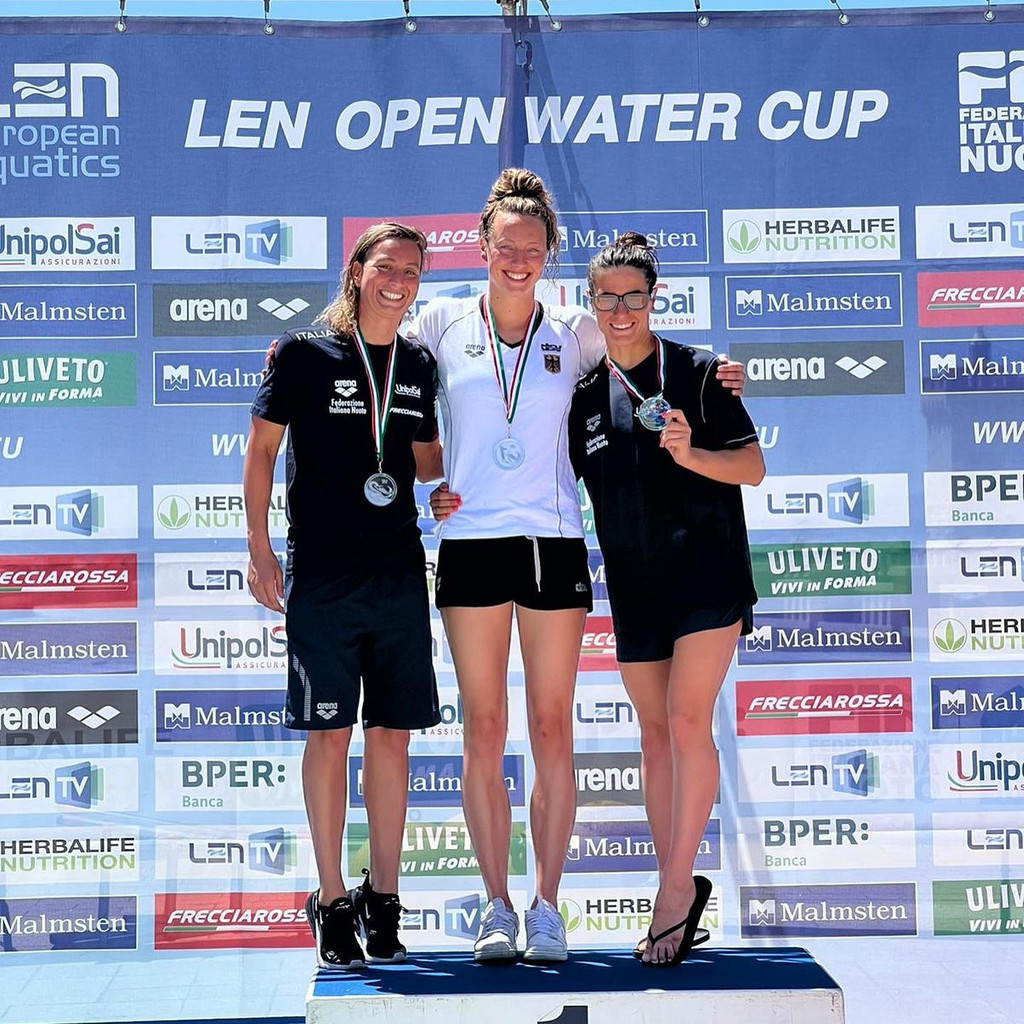 Leonie Beck (Mitte) und die beiden italienischen Schwimmerinnen,  die zweitplatzierte Rachele Bruni (links) und Giulia Gabbrielleschi (rechts). 