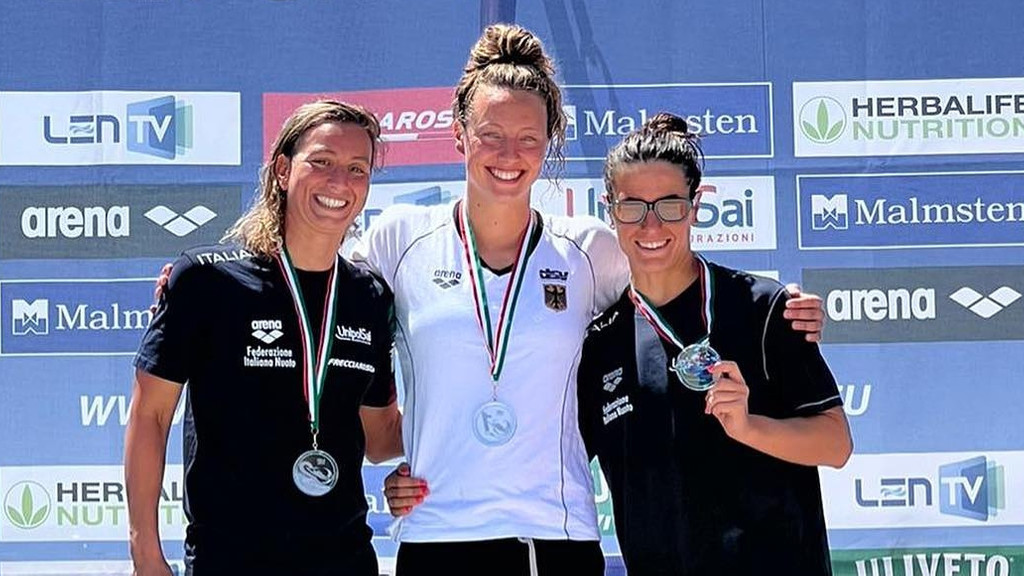 Leonie Beck (Mitte) und die beiden italienischen Schwimmerinnen,  die zweitplatzierte Rachele Bruni (links) und Giulia Gabbrielleschi (rechts). 