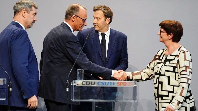 09.04.2025, Berlin: Friedrich Merz (2.v.l), Unions-Kanzlerkandidat und CDU-Bundesvorsitzender, und Saskia Esken (r), SPD-Bundesvorsitzende, geben sich neben Markus Söder (l), Ministerpräsident von Bayern und CSU-Vorsitzender, und Lars Klingbeil, SPD-Fraktions- und Bundesvorsitzender, nach einer Pressekonferenz der Parteivorsitzenden von Union und SPD zur Vorstellung des Koalitionsvertrages im Paul-Löbe-Haus die Hand. | Bild: dpa-Bildfunk/Kay Nietfeld 09.04.2025, Berlin: Friedrich Merz (2.v.l), Unions-Kanzlerkandidat und CDU-Bundesvorsitzender, und Saskia Esken (r), SPD-Bundesvorsitzende, geben sich neben Markus Söder (l), Ministerpräsident von Bayern und CSU-Vorsitzender, und Lars Klingbeil, SPD-Fraktions- und Bundesvorsitzender, nach einer Pressekonferenz der Parteivorsitzenden von Union und SPD zur Vorstellung des Koalitionsvertrages im Paul-Löbe-Haus die Hand.