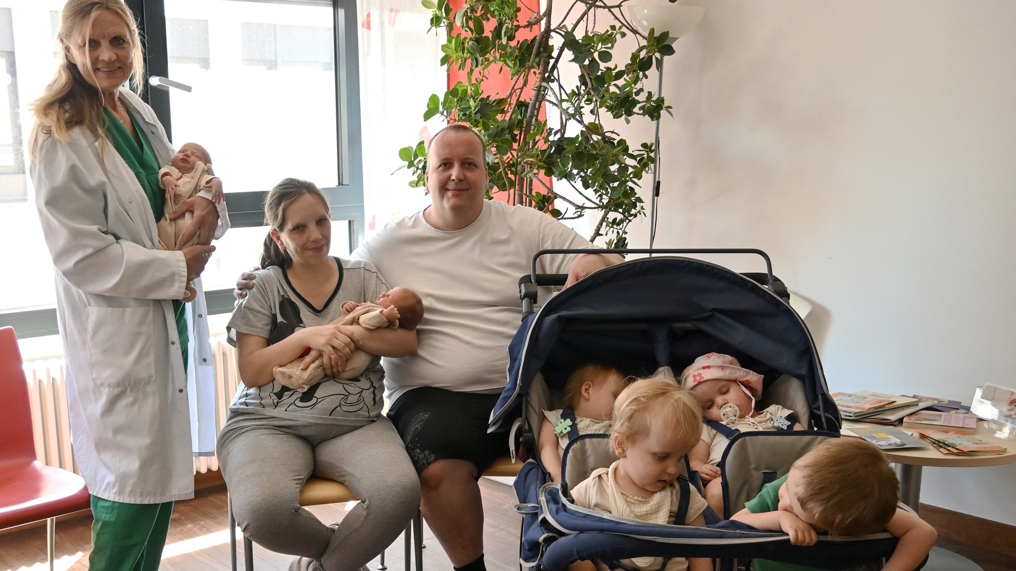 Im Klinikum Fürth: Oberärztin Anja Forster mit den drei Mal Zwillingen und ihren Eltern Jasmin und Andreas | Bild: Klinikum Fürth Im Klinikum Fürth: Oberärztin Anja Forster mit den drei Mal Zwillingen und ihren Eltern Jasmin und Andreas