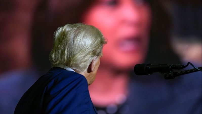 Der republikanische Präsidentschaftskandidat Trump sieht sich ein Video an, auf dem die demokratische Vizepräsidentin Harris zu sehen ist. | Bild: dpa-Bildfunk/Julia Demaree Nikhinson Der republikanische Präsidentschaftskandidat Trump sieht sich ein Video an, auf dem die demokratische Vizepräsidentin Harris zu sehen ist.