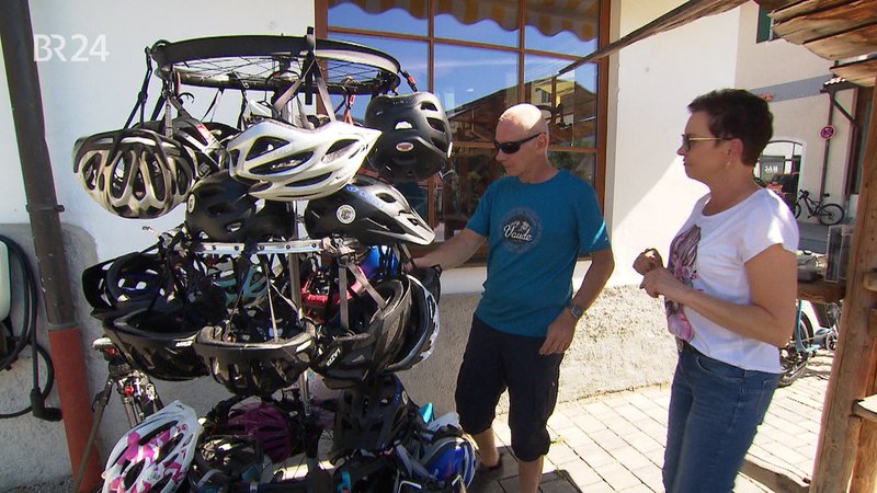 Auswahl an Helmen bei Fahrradverleih am Schliersee | Bild: BR Auswahl an Helmen bei Fahrradverleih am Schliersee