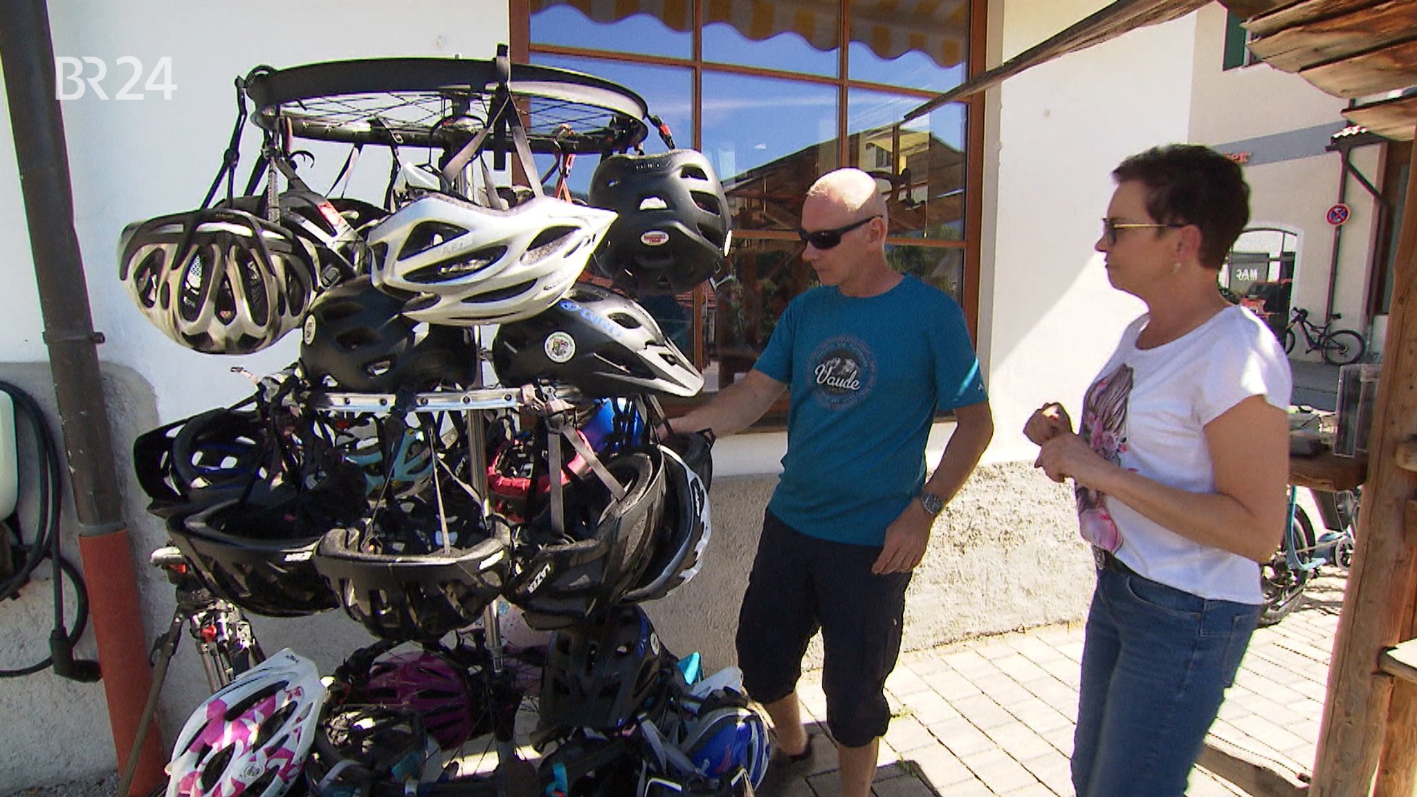Auswahl an Helmen bei Fahrradverleih am Schliersee