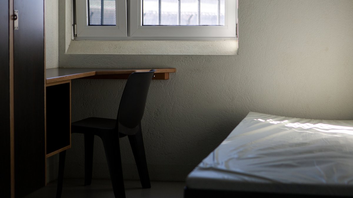 Ein Tisch, ein Stuhl, ein Bett, ein Schrank auf wenigen Quadratmetern in einer deutschen Gefängniszelle