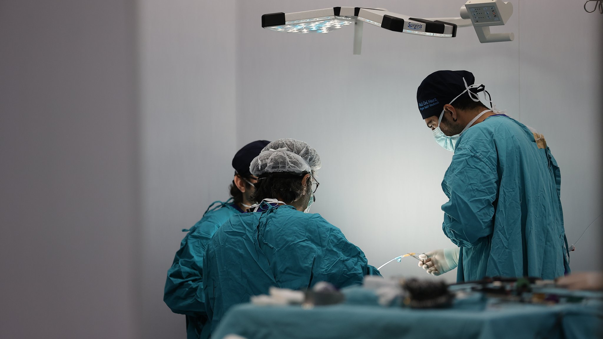 Ärzte bei einer Operation. (Symbolbild) | Bild: picture alliance / AA | Mustafa Ciftci Ärzte bei einer Operation. (Symbolbild)