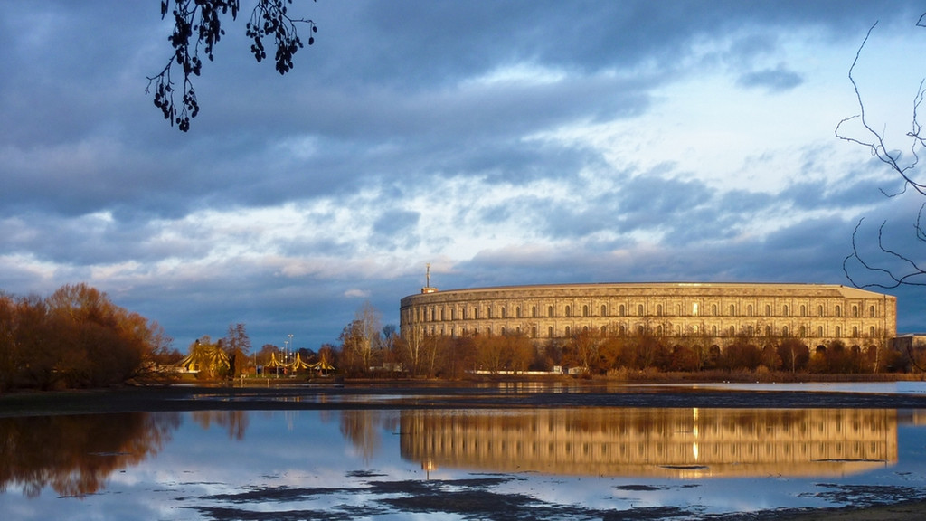 Leserbild: Die Kongresshalle in Nürnberg spiegelt sich im Dutzendteich