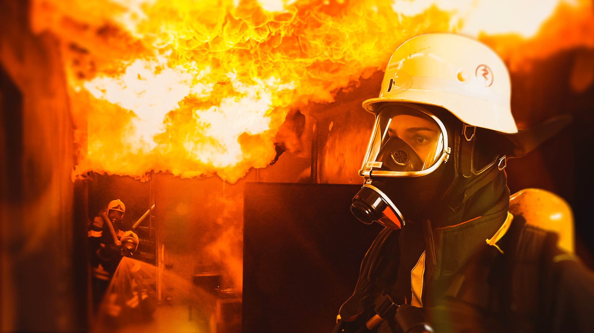 Auszubildende Albina beim Löschen in der Brandsimulationsanlage 