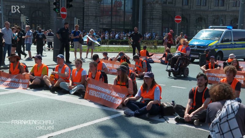 Rund 40 Aktivisten blockierten die Straße am Hauptbahnhof.