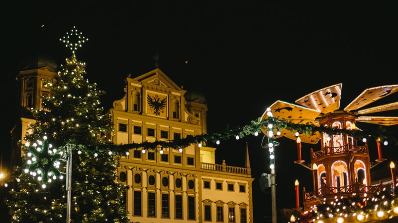 Impressionen vom Christkindlesmarkt Augsburg bei Dunkelheit.