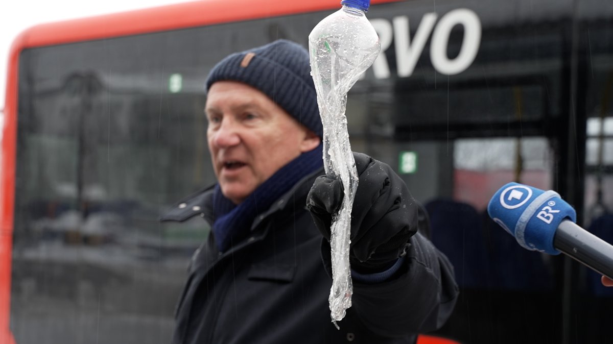 So sieht es aus, wenn ein 12 Tonnen schwerer Bus über eine Wasserflasche gerollt ist. Busfahrer Ulrich Kranz zeigt sie den Viertklässlern.