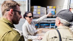 Außenministerin Annalena Baerbock (am 26 März im Gespräch mit israelischen Grenzschützern am Gaza-Grenzposten Kerem Schalom) | Bild:picture alliance/dpa | Christoph Soeder