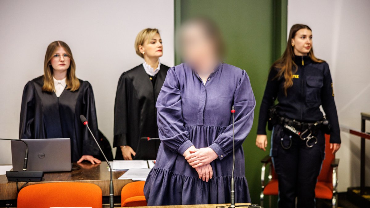 12.12.2023, Bayern, München: Die Angeklagte Andrea Tandler (2.v.r) steht zu Prozessbeginn an ihrem Platz im Gerichtssaal 