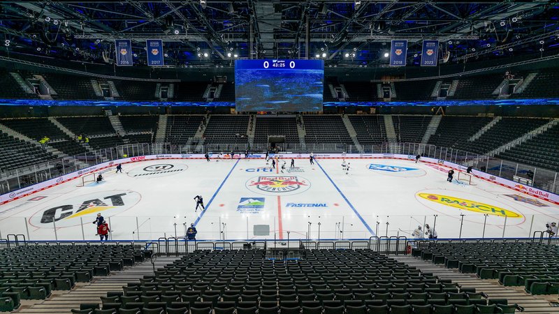 Die Eishockey-Spielfläche im Münchner SAP Garden | Bild: picture-alliance/dpa Die Eishockey-Spielfläche im Münchner SAP Garden