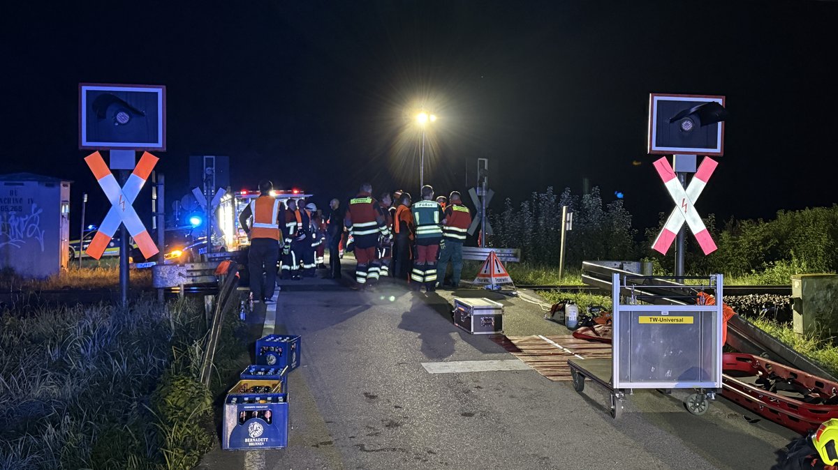 Zug prallt gegen Auto: Zwei junge Männer sterben an Bahnübergang