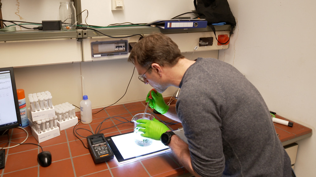 Forscher mit Wasserprobe