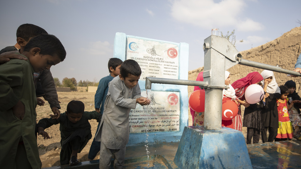 Symbolbild: 31.10.2022 - Ein Kind trinkt in Kabul von einem Brunnen einer NGO 