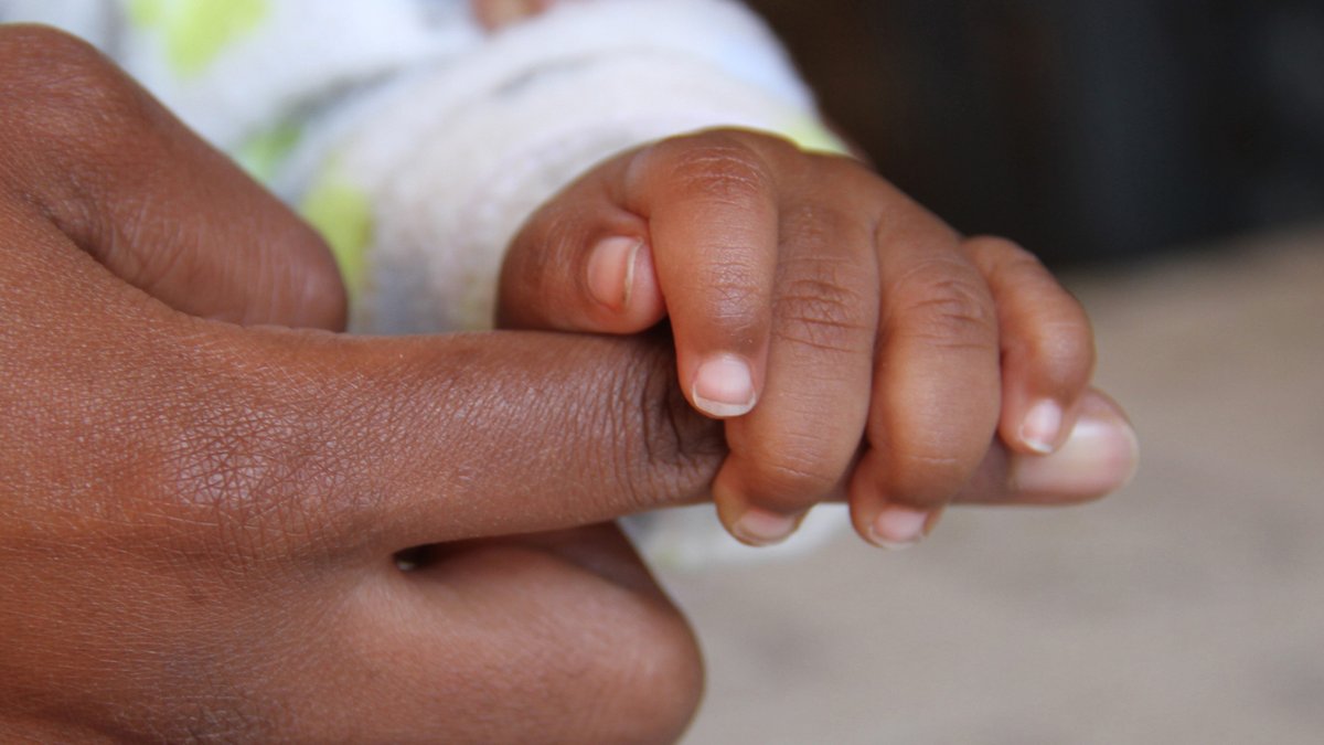 Symbolbild: Babyhand hält Finger eines Erwachsenen