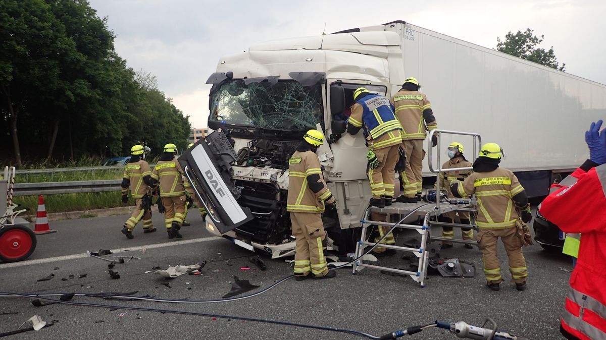 Lastwagenfahrer Nach Unfall Auf A93 In Fuhrerhaus Eingeklemmt Br24