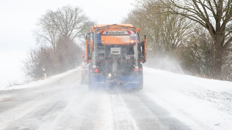 Symbolbild Unwetter im Winter. 09.01.2026, Schleswig-Holstein, Haffkrug: Ein Fahrzeug vom Winterdienst fährt bei Schneeve | Bild: dpa-Bildfunk/Daniel Bockwoldt Symbolbild Unwetter im Winter. 09.01.2026, Schleswig-Holstein, Haffkrug: Ein Fahrzeug vom Winterdienst fährt bei Schneeve
