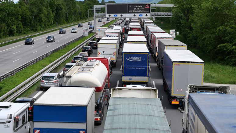 Archivbild: Fahrzeuge stehen beim Autobahndreieck Inntal wegen der Blockabfertigung für Lkw | Bild:picture alliance/dpa | Angelika Warmuth