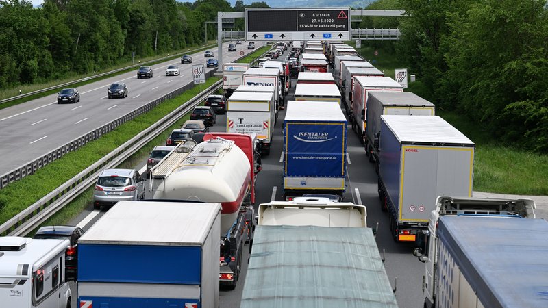 Archivbild: Fahrzeuge stehen beim Autobahndreieck Inntal wegen der Blockabfertigung für Lkw | Bild: picture alliance/dpa | Angelika Warmuth Archivbild: Fahrzeuge stehen beim Autobahndreieck Inntal wegen der Blockabfertigung für Lkw
