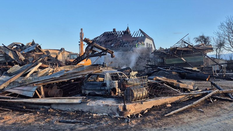 Das beschädigte Wohnhaus, ein ausgebranntes Auto und viele Trümmer nach dem Brand auf dem Bauernhof. | Bild: Stefan Wintermeier/zema-medien Das beschädigte Wohnhaus, ein ausgebranntes Auto und viele Trümmer nach dem Brand auf dem Bauernhof.