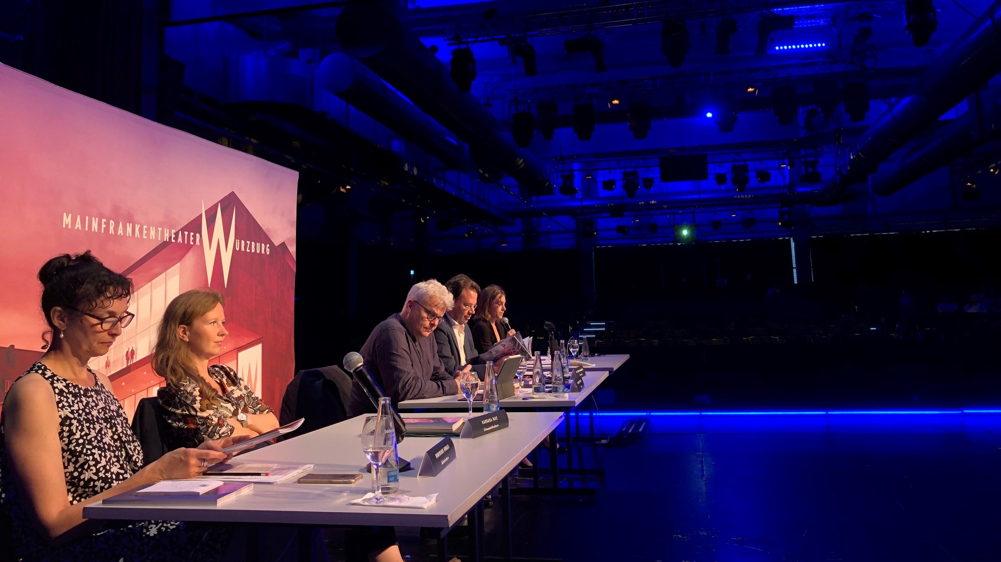 Dominique Dumais, Barbara Bily, Markus Trabusch, Berthold Warneke, Tabea Hilser (v.l. n.r.) bei der Pressekonferenz in der Theaterfabrik Blaue Halle.