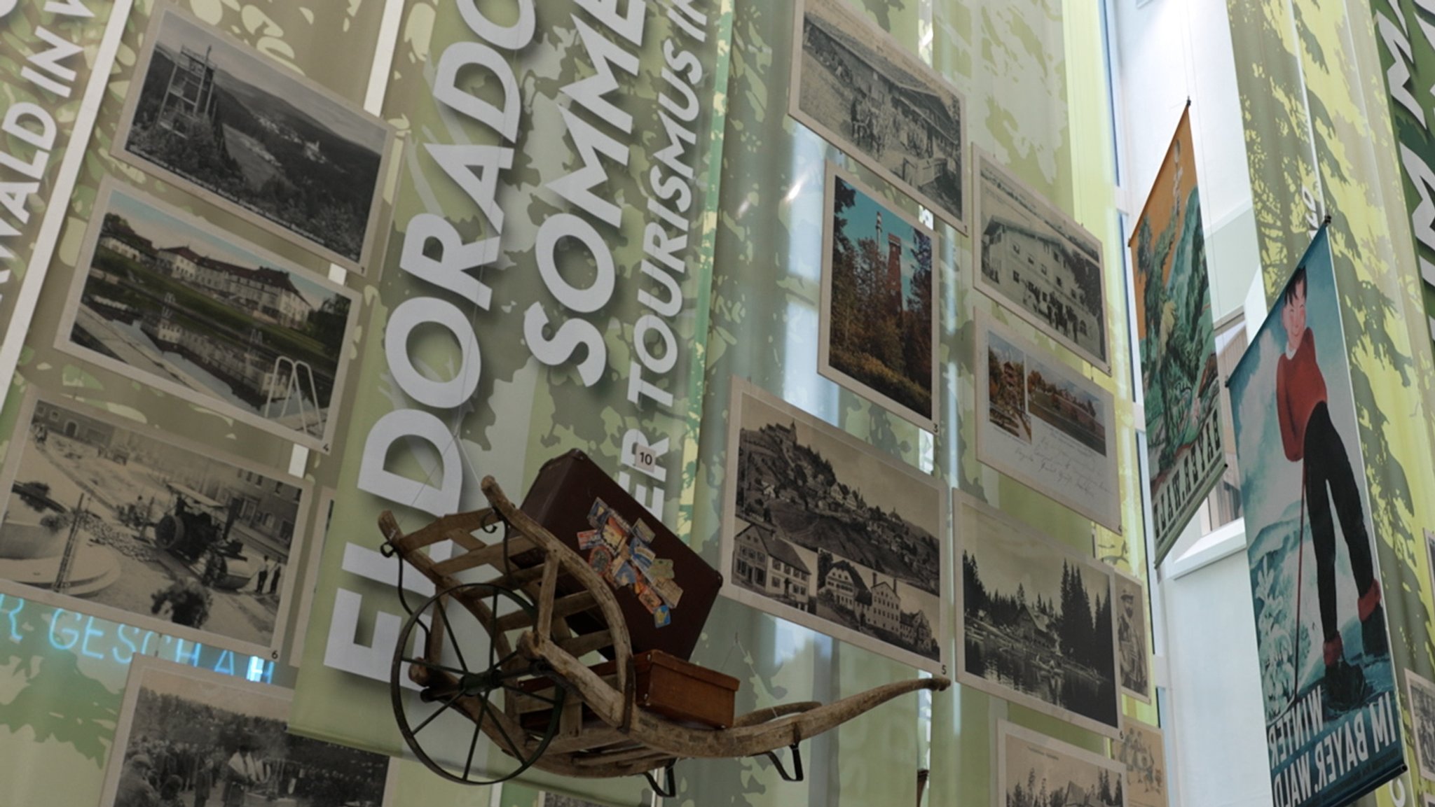 Alte Postkartenmotive aus dem Bayerischen Wald hängen im Haus der Bayerischen Geschichte in Regensburg. | Bild: BR/Hans Mielich Alte Postkartenmotive aus dem Bayerischen Wald hängen im Haus der Bayerischen Geschichte in Regensburg.