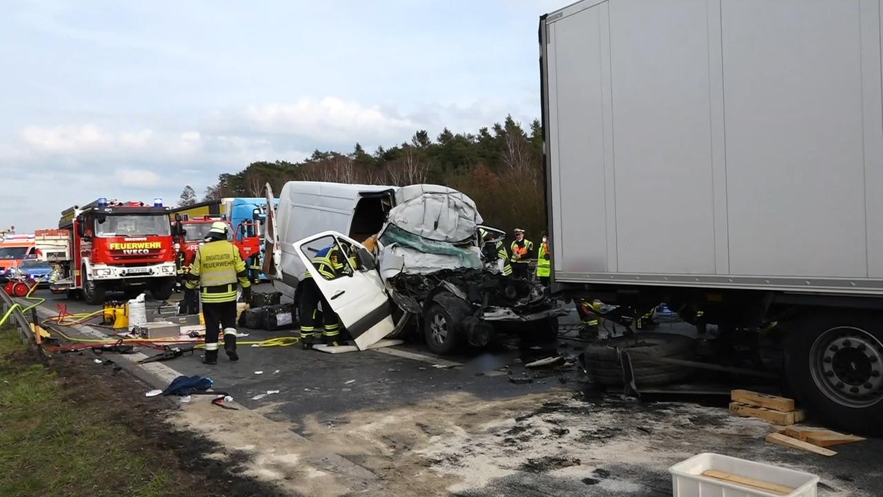 Todlicher Unfall Transporter Kracht Auf A6 In Stauende Br24