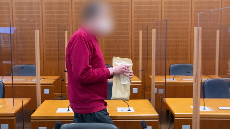 24.02.22, Frankfurt am Main: Der Angeklagte und mutmaßliche Verfasser der "NSU 2.0"-Drohschreiben mit Handschellen im Verhandlungssaal.