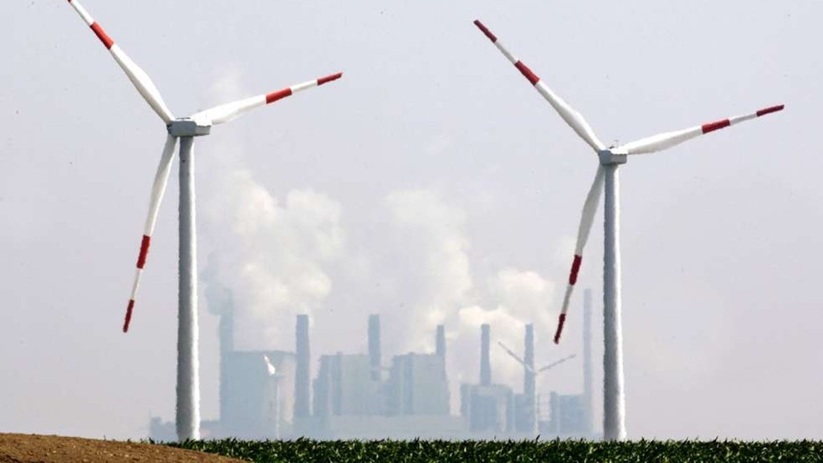 Windräder vor Kohlekraftwerk: Der Zuwachs an erneuerbaren Energien, insbesondere durch Windkraft, hat im Jahr 2018 rund 184 Millionen Tonnen Kohlendioxid eingespart.