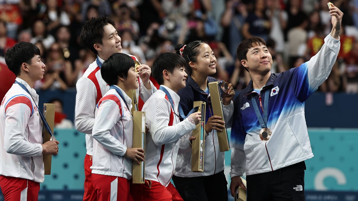 Ein Selfie für die Ewigkeit: Südkoreanische und nordkoreanische Athleten machen ein Selfie.