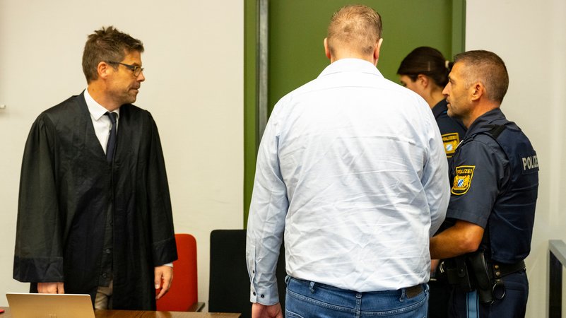 Der wegen Betrugs Angeklagte (Mitte) zu Beginn des Prozesses im Gerichtssaal des Landgerichts München I. | Bild: pa/dpa/Lennart Preiss Der wegen Betrugs Angeklagte (Mitte) zu Beginn des Prozesses im Gerichtssaal des Landgerichts München I.