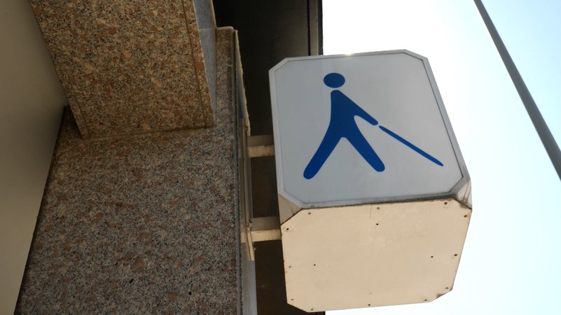 Wie fühlt es sich an, als Blinder durch eine belebte Innenstadt zu gehen, ohne Orientierung, ohne Leitsystem? In München ist das oft Realität. | Bild: Bayerischer Rundfunk 2025 Wie fühlt es sich an, als Blinder durch eine belebte Innenstadt zu gehen, ohne Orientierung, ohne Leitsystem? In München ist das oft Realität.