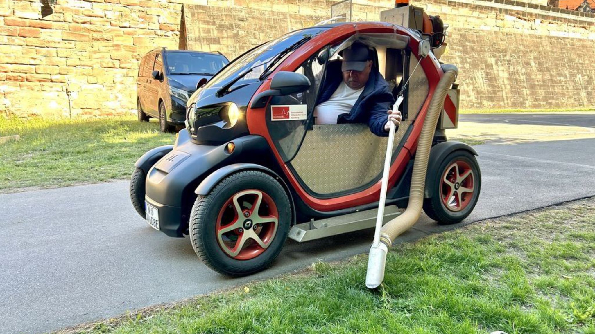 Ein Hundekot-Mobil im Einsatz auf einem Fuß- und Radweg im Nürnberger Stadtgraben.