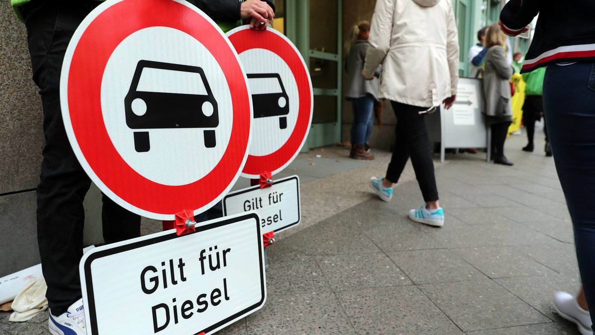 Umweltschützer demonstrieren am 9.10.18 in Berlin mit Diesel-Fahrverbots-Schildern.