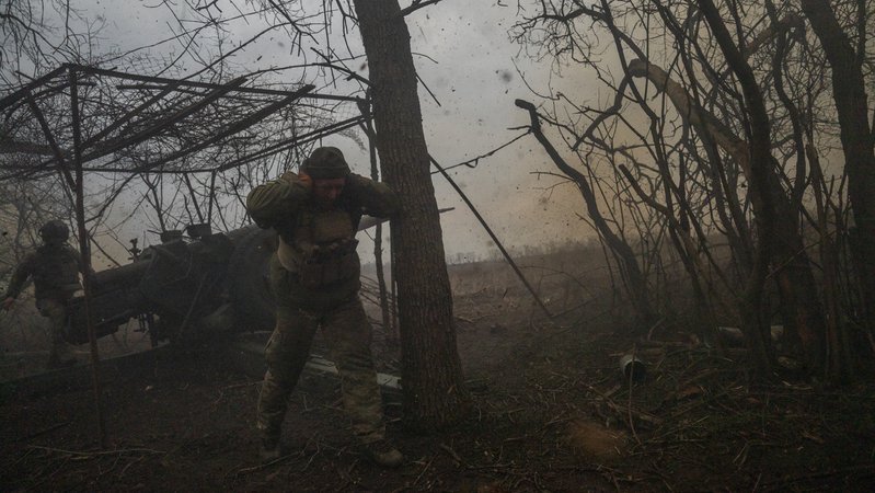 Ukrainische Soldaten der 10. Brigade in ihrer Haubitzenstellung an der Front nahe Soledar, aufgenommen am 11. März 2023