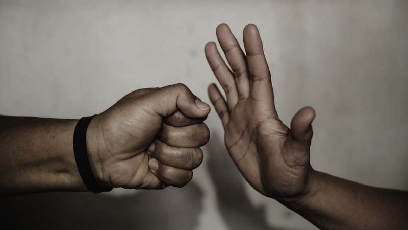 Eine Faust und eine abwehrende Hand als Symbol für weniger Gewalt. | Bild: colourbox.com Eine Faust und eine abwehrende Hand als Symbol für weniger Gewalt.