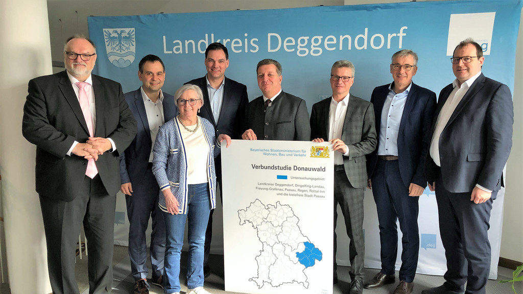 Die Landräte der an der Studie beteiligten Landkreise und der OB der Stadt Passau mit dem bayerischen Verkehrsminister Christian Bernreiter (CSU)