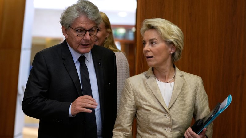 EU-Kommissar Thierry Breton mit Ursula von der Leyen (Aufnahme vom 28.09.2022) | Bild: picture alliance / ASSOCIATED PRESS | Virginia Mayo EU-Kommissar Thierry Breton mit Ursula von der Leyen (Aufnahme vom 28.09.2022)