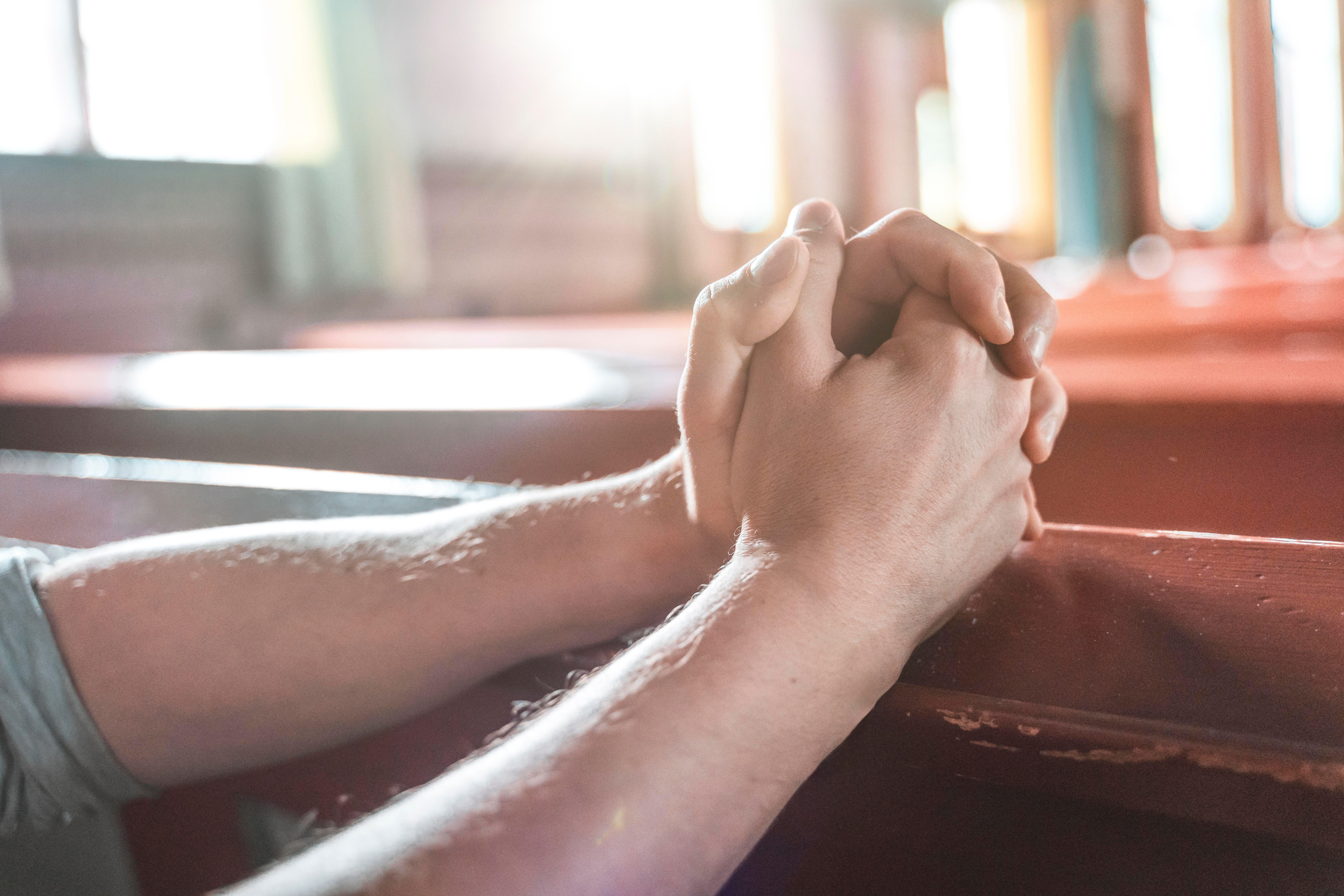 Eine Person betet in einer Kirche.